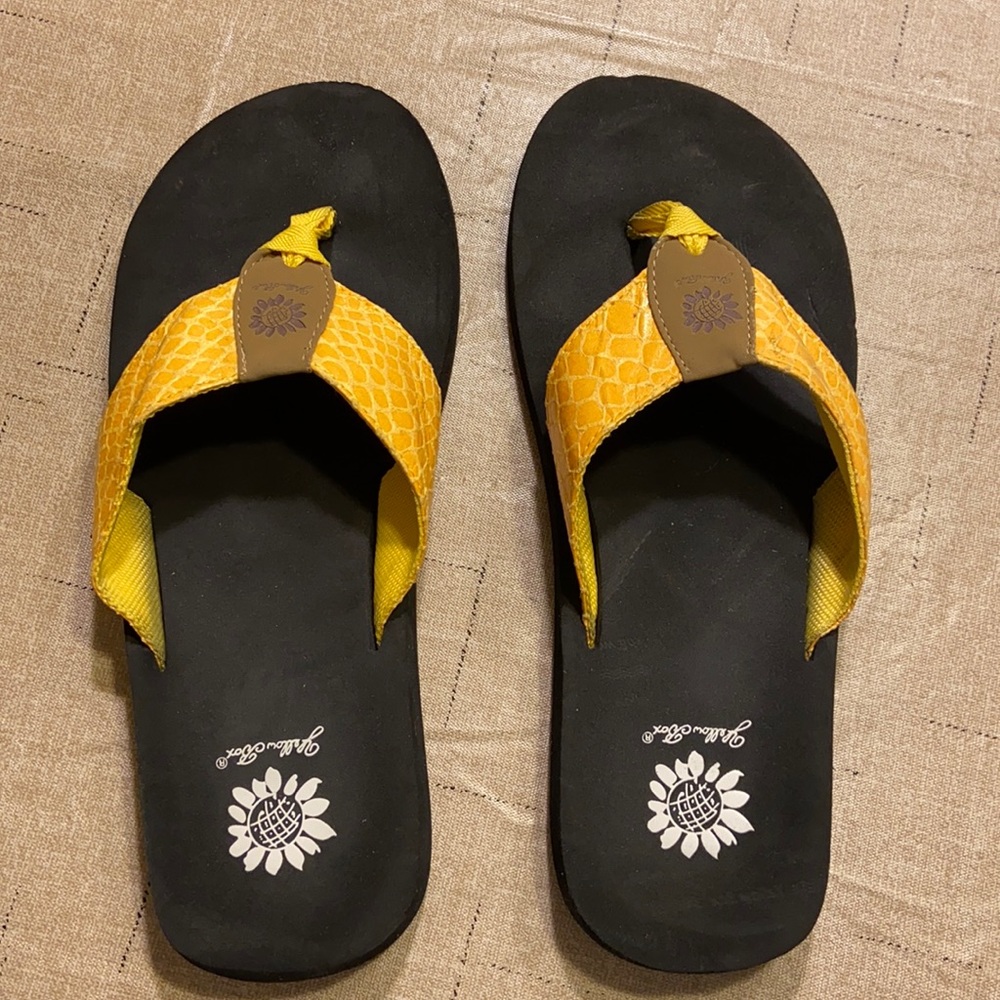 NWOT Yellow Box flip flops